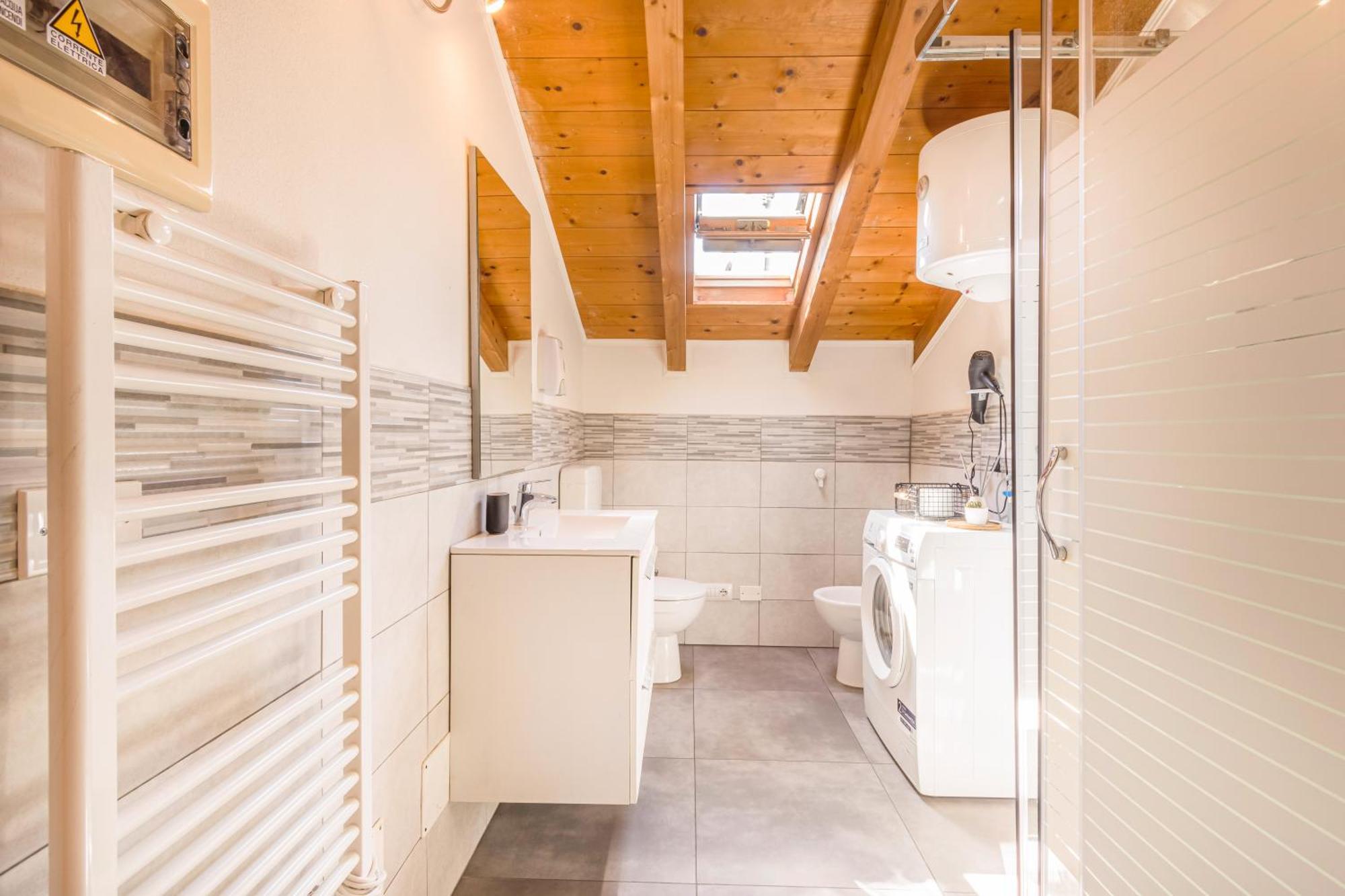 Stazione A 200m - Ampio Con Parcheggio Notturno Gratis Apartment *